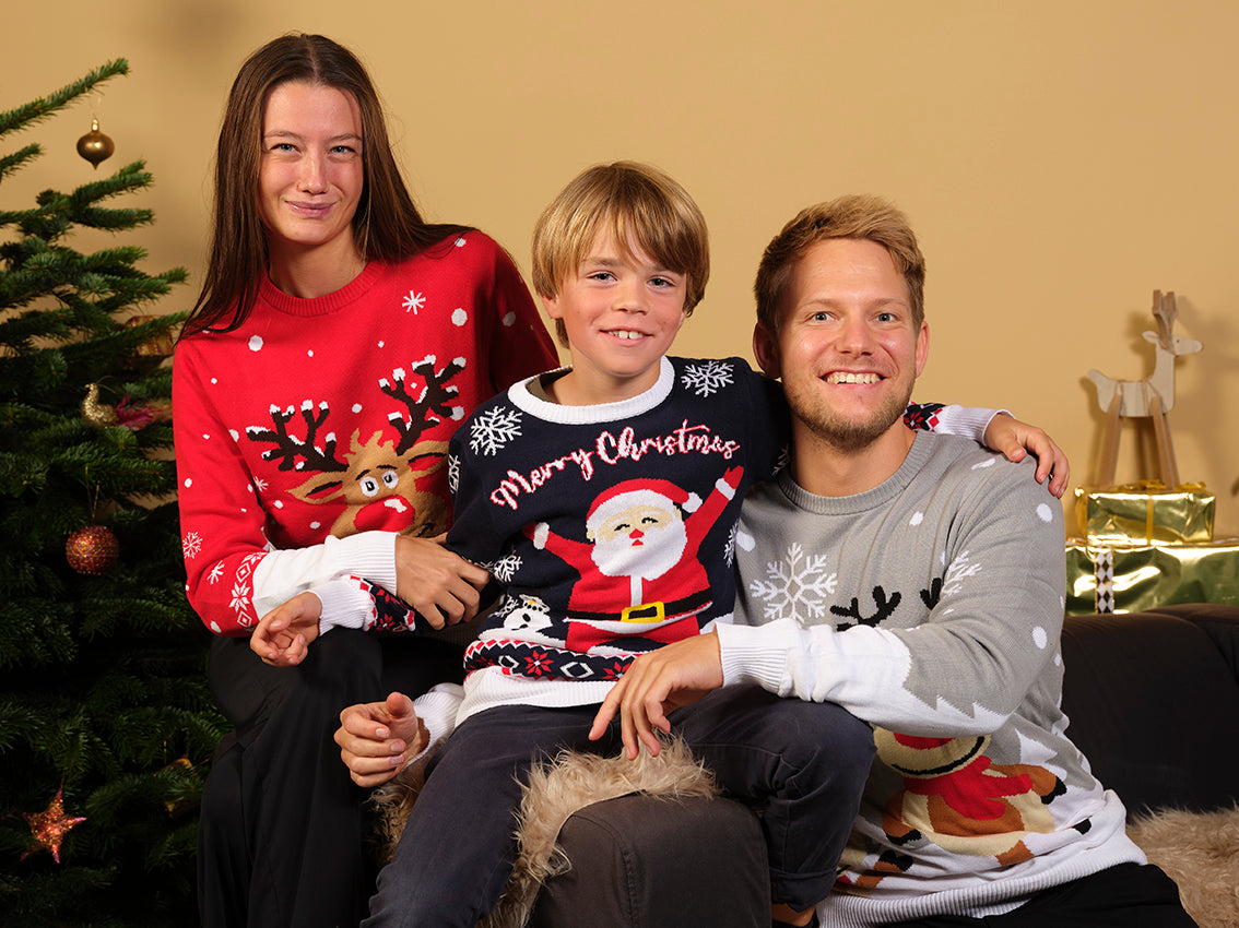 En familie iført hver deres julesweater.